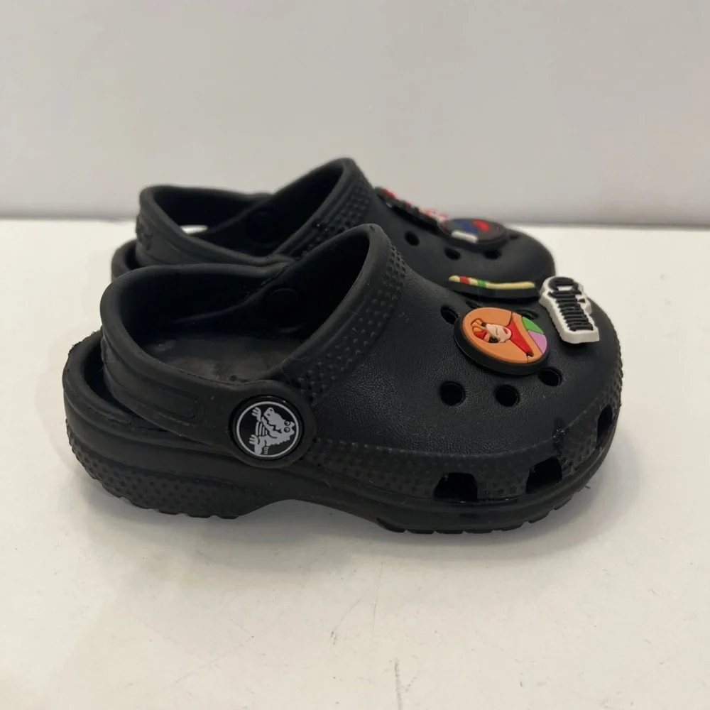 Crocs Boys/girls black classic clogs with 6 charms